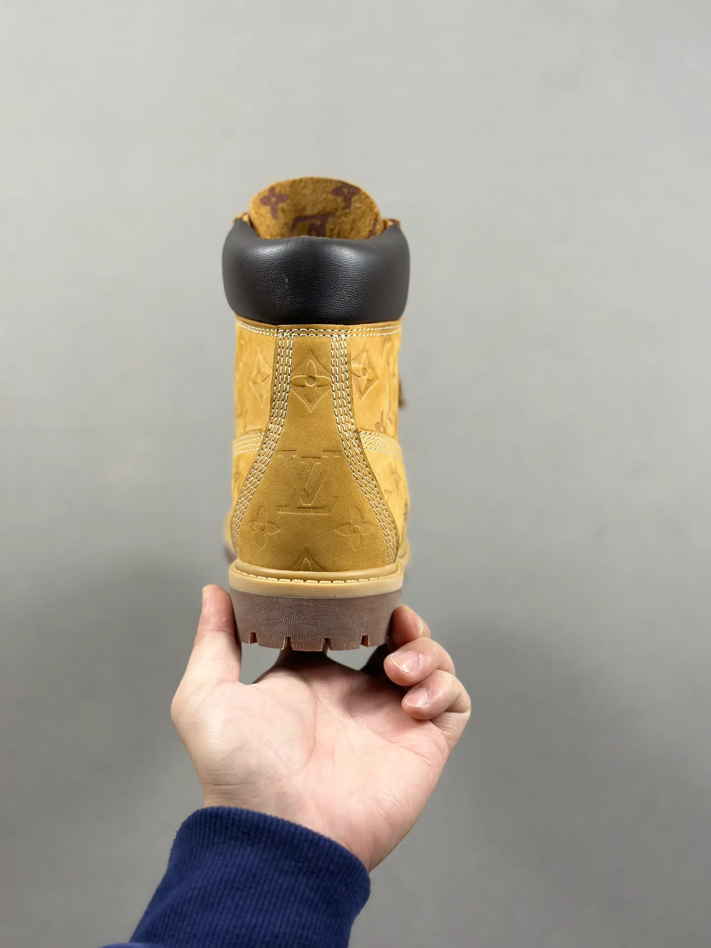 Local pick-up 💰1100 supports delivery. The same style of Jiaer is pure and original. Produced by Zhongshan Factory. Louis Vuitton As the first collaboration between the two parties, this shoe redefines the classic design of Timberland's 6-inch rhubarb boots. Timberland/Timberland's 6-inch all-over presbyopic rhubarb boots pay homage to the classic yellow boot shape of the 1996 Grandmaster Flash. Original hardware molded lace buckles. Newly upgraded top-notch craftsmanship. OEM by Zhongshan factory. Original imported leather. Independent private mold outsole, correct logo, not the wrong version on the market. Original and consistent full head-layer nubuck leather collar. All cow lining Brand new original packaging shoe box Exclusive supply to the market Official item number: 1AD7YN Size: 35 36 37 38 39 40 41 42 43 44 45 46